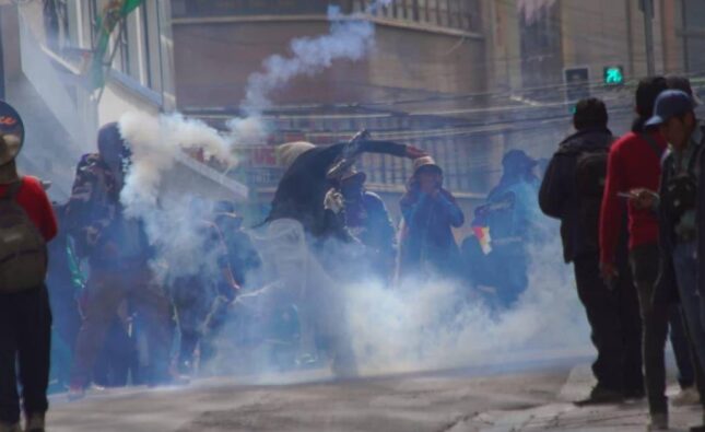 Violentos enfrentamientos en La Paz entre manifestantes y policías dejan daños y un herido