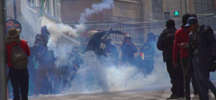 Violentos enfrentamientos en La Paz entre manifestantes y policías dejan daños y un herido