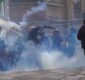 Violentos enfrentamientos en La Paz entre manifestantes y policías dejan daños y un herido