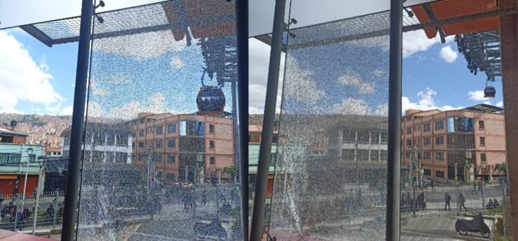 La Paz registra nueva jornada de violencia y movilizaciones con daños en el sistema de transporte por cable Mi Teleférico