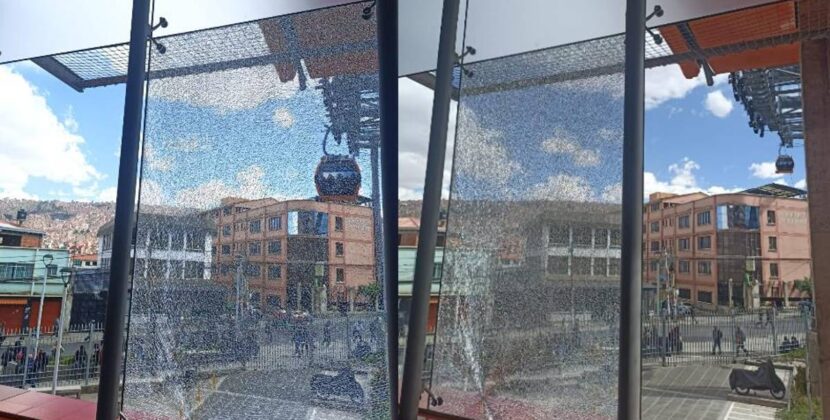 La Paz registra nueva jornada de violencia y movilizaciones con daños en el sistema de transporte por cable Mi Teleférico