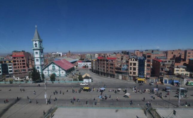 Bloqueos afectan a seis departamentos y mantienen cercadas a La Paz y El Alto