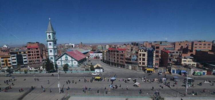 Bloqueos afectan a seis departamentos y mantienen cercadas a La Paz y El Alto