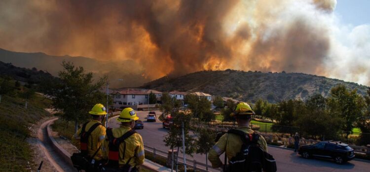 La costa oeste de EE.UU. en alerta ante múltiples incendios que recuerdan la devastación de enero de 2025