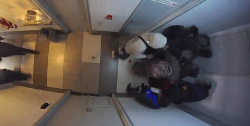 Policía reporta robo de armamento y equipos durante disturbios en el teleférico celeste de La Paz