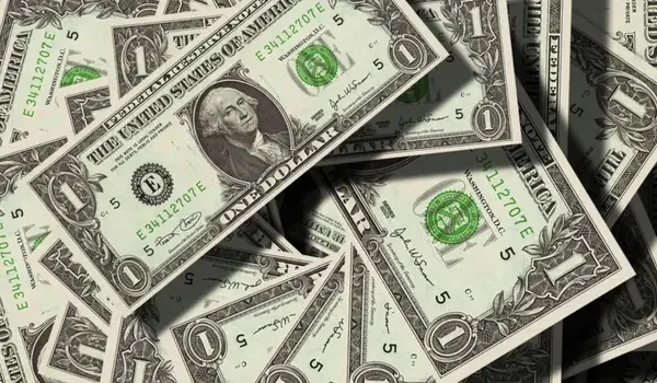 El dólar paralelo en Bolivia registra leves variaciones y se cotiza por encima del tipo de cambio oficial
