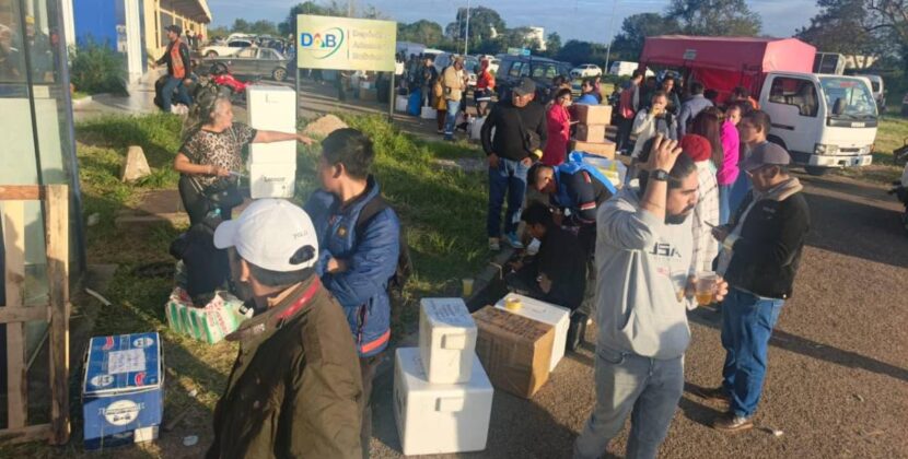 Largas filas en Viru Viru para enviar alimentos a La Paz, El Alto y Cochabamba