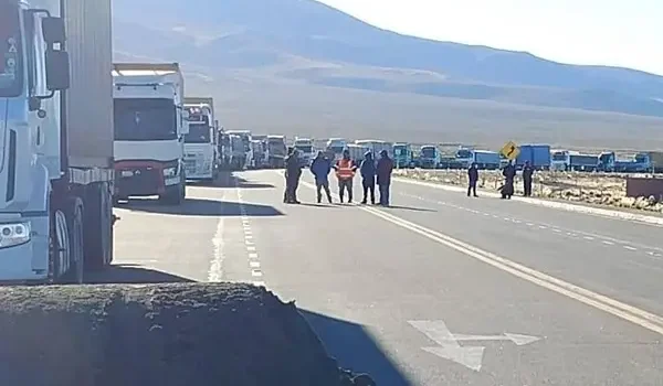 Bloqueos en Tambo Quemado mantienen a 150 camiones varados y afectan cadena logística