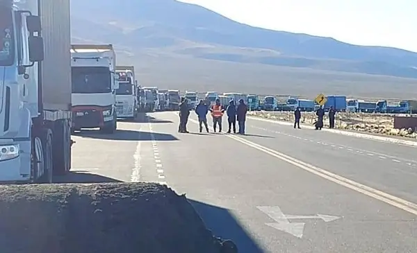Bloqueos en Tambo Quemado mantienen a 150 camiones varados y afectan cadena logística