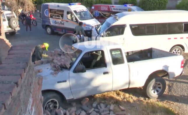 Accidente en zona norte de Cochabamba: camioneta impacta contra minibús y muro de vivienda