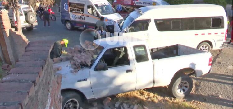 Accidente en zona norte de Cochabamba: camioneta impacta contra minibús y muro de vivienda
