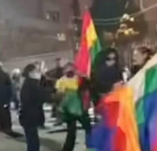 La whipala, símbolo de unidad nacional, fue quemada en protestas del 18 de mayo, denuncia la Oficina del presidente
