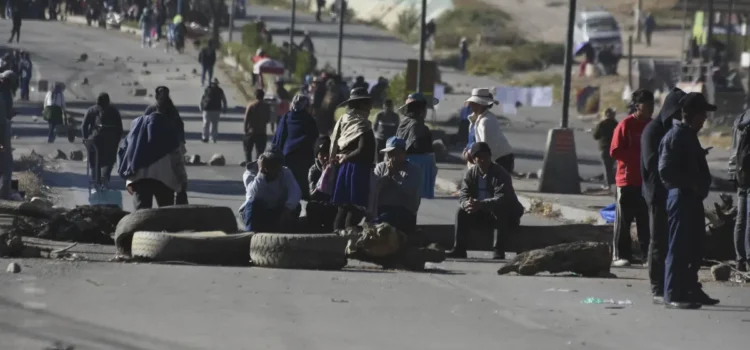 Persisten 22 días de bloqueos en Bolivia con 51 vías obstaculizadas en ocho departamentos