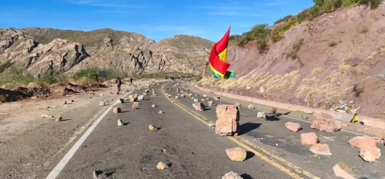 Fallece niño de 12 años tras bloqueo que impidió paso de ambulancia en ruta a Potosí