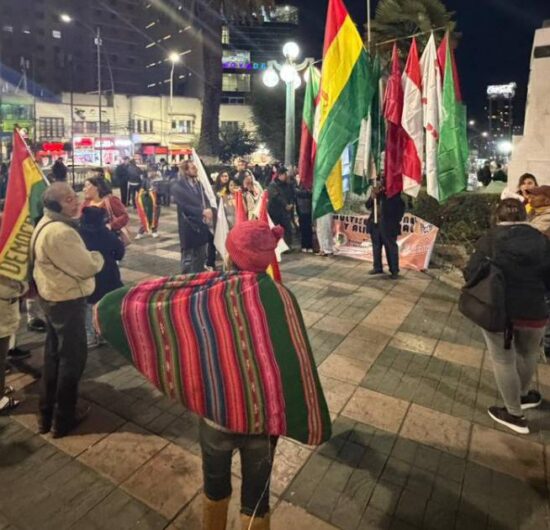 Ciudadanos de La Paz y El Alto realizan cacerolazo contra bloqueos y movilizaciones violentas