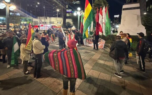 Ciudadanos de La Paz y El Alto realizan cacerolazo contra bloqueos y movilizaciones violentas