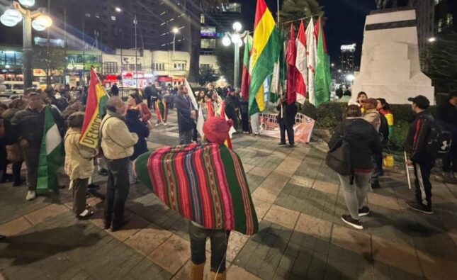 Ciudadanos de La Paz y El Alto realizan cacerolazo contra bloqueos y movilizaciones violentas