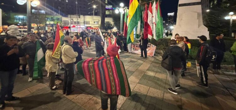 Ciudadanos de La Paz y El Alto realizan cacerolazo contra bloqueos y movilizaciones violentas