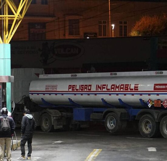 Policía habilita paso de camiones en Senkata sin uso de la fuerza durante bloqueos en El Alto