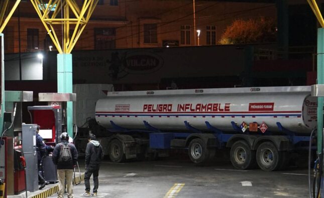 Policía habilita paso de camiones en Senkata sin uso de la fuerza durante bloqueos en El Alto