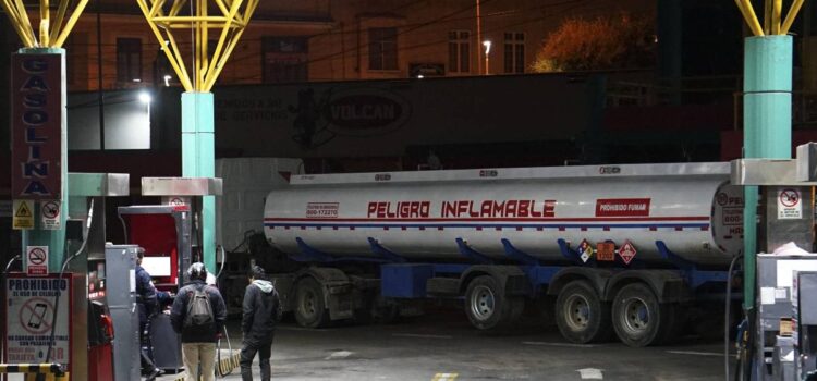 Policía habilita paso de camiones en Senkata sin uso de la fuerza durante bloqueos en El Alto