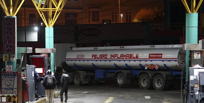 Policía habilita paso de camiones en Senkata sin uso de la fuerza durante bloqueos en El Alto
