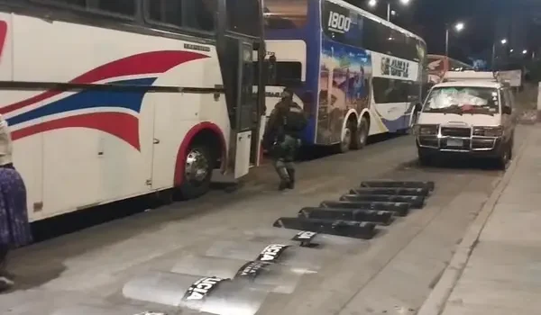 Policías y militares inician operativo pacífico para despejar la ruta La Paz – Oruro