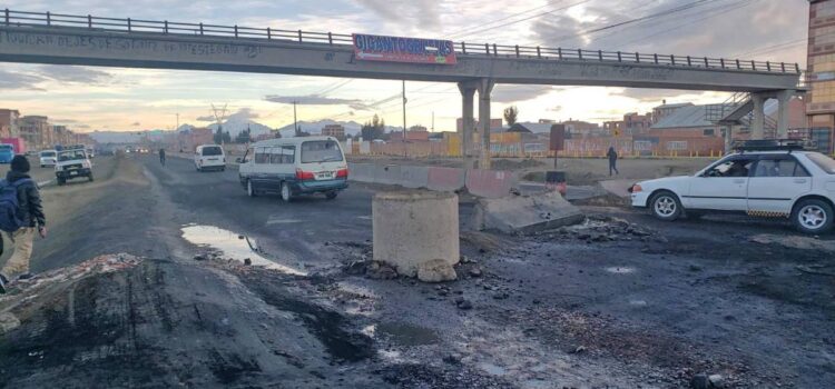 Policía y Fuerzas Armadas avanzan con maquinaria pesada para limpiar la vía La Paz – Oruro