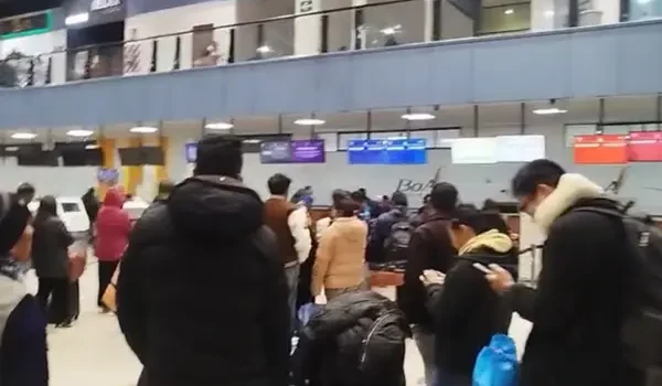 Bloqueos en carreteras elevan la demanda de vuelos y encarecen los viajes desde La Paz