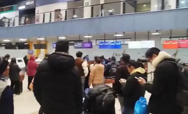 Bloqueos en carreteras elevan la demanda de vuelos y encarecen los viajes desde La Paz