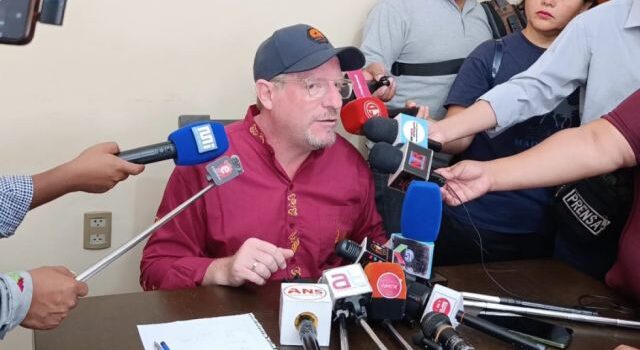 Alcalde Johnny Torres pide medidas urgentes para mejorar conectividad aérea y transporte terrestre mientras se debate el 50/50