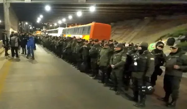 Policías y militares despliegan operativo para garantizar paso de insumos esenciales hacia La Paz y El Alto