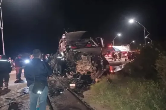 Conductor ileso tras impacto entre cisterna cargada de combustible y tren en sector El Trillo, Villa Montes