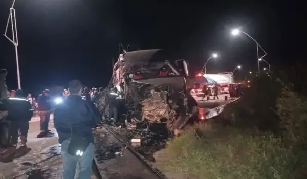 Conductor ileso tras impacto entre cisterna cargada de combustible y tren en sector El Trillo, Villa Montes