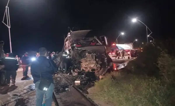 Conductor ileso tras impacto entre cisterna cargada de combustible y tren en sector El Trillo, Villa Montes
