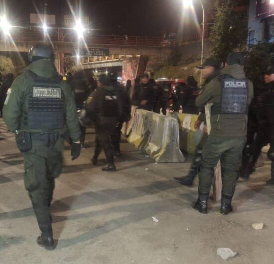 Policía desbloquea peaje de la autopista La Paz–El Alto tras operativo sin uso de agentes químicos