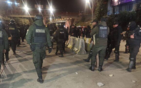 Policía desbloquea peaje de la autopista La Paz–El Alto tras operativo sin uso de agentes químicos
