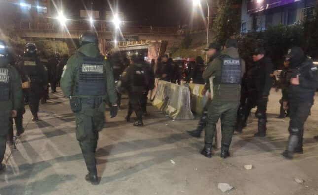 Policía desbloquea peaje de la autopista La Paz–El Alto tras operativo sin uso de agentes químicos