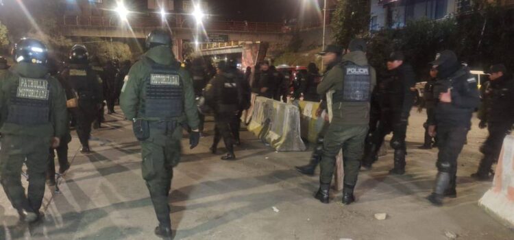 Policía desbloquea peaje de la autopista La Paz–El Alto tras operativo sin uso de agentes químicos