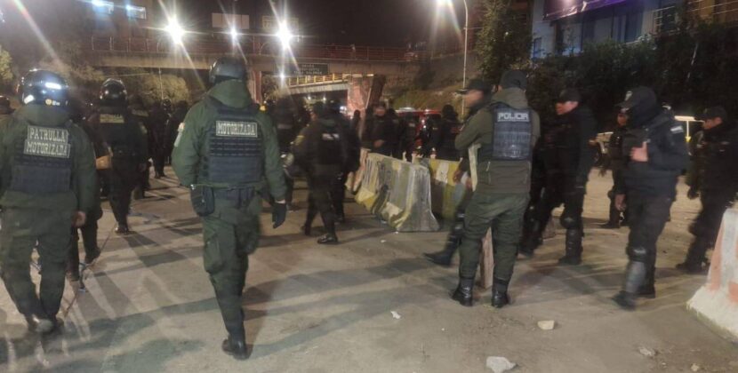 Policía desbloquea peaje de la autopista La Paz–El Alto tras operativo sin uso de agentes químicos