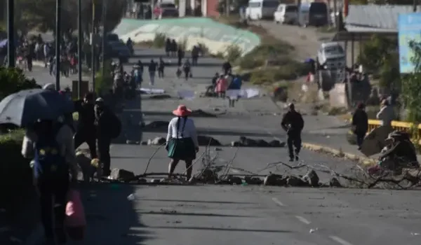 Persisten bloqueos en principales rutas de Cochabamba; suspenden salidas de buses hacia Oriente, Occidente y Sur