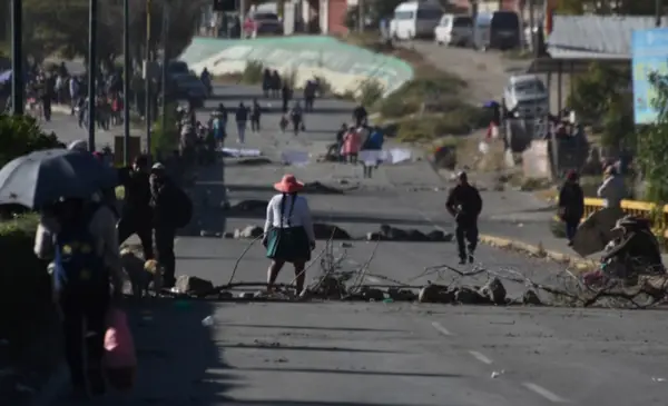 Persisten bloqueos en principales rutas de Cochabamba; suspenden salidas de buses hacia Oriente, Occidente y Sur