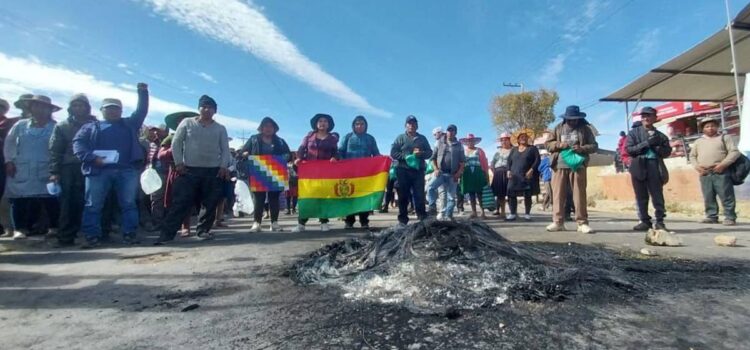 Bloqueos en la ruta nueva Cochabamba-Oriente: seis puntos impiden el paso vehicular