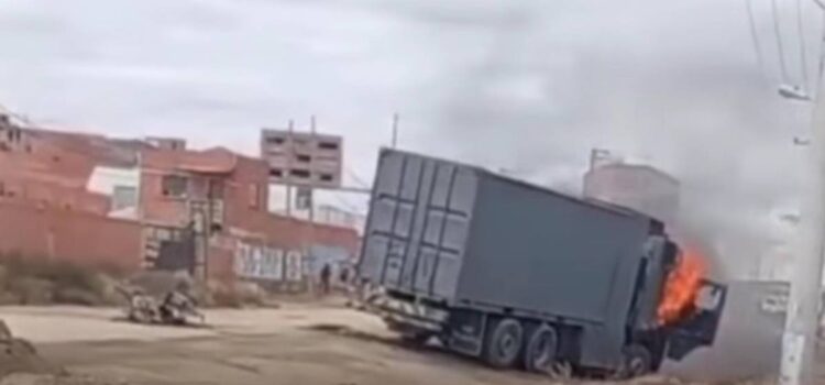 Incendian vehículo militar durante operativo de desbloqueo en Caracollo, Oruro