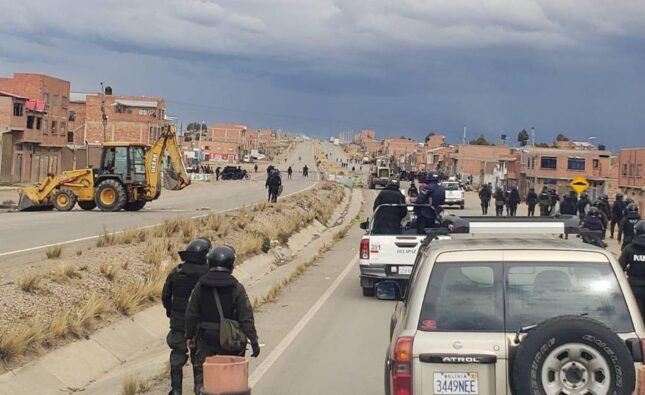 Ministro Zamora califica de positivo el operativo para liberar la ruta La Paz-Oruro y garantizar el abastecimiento