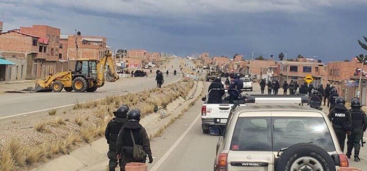 Ministro Zamora califica de positivo el operativo para liberar la ruta La Paz-Oruro y garantizar el abastecimiento