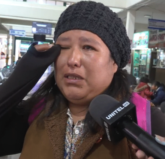 Nancy Huanca y su familia esperan desde Brasil en terminal cruceña para llegar a La Paz ante delicado estado de salud de su madre