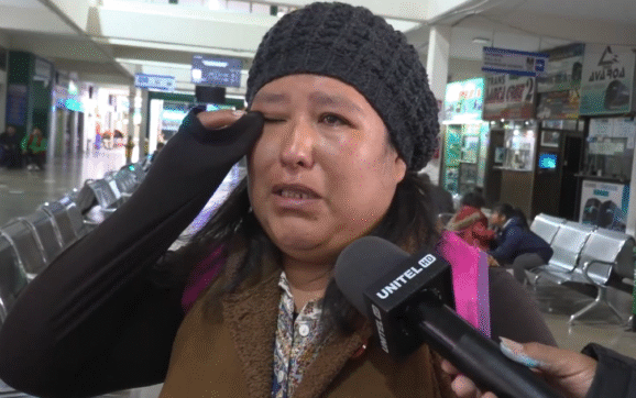 Nancy Huanca y su familia esperan desde Brasil en terminal cruceña para llegar a La Paz ante delicado estado de salud de su madre