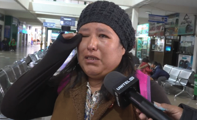 Nancy Huanca y su familia esperan desde Brasil en terminal cruceña para llegar a La Paz ante delicado estado de salud de su madre