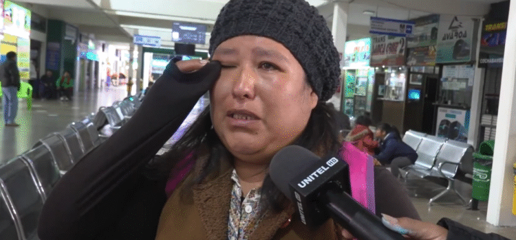 Nancy Huanca y su familia esperan desde Brasil en terminal cruceña para llegar a La Paz ante delicado estado de salud de su madre